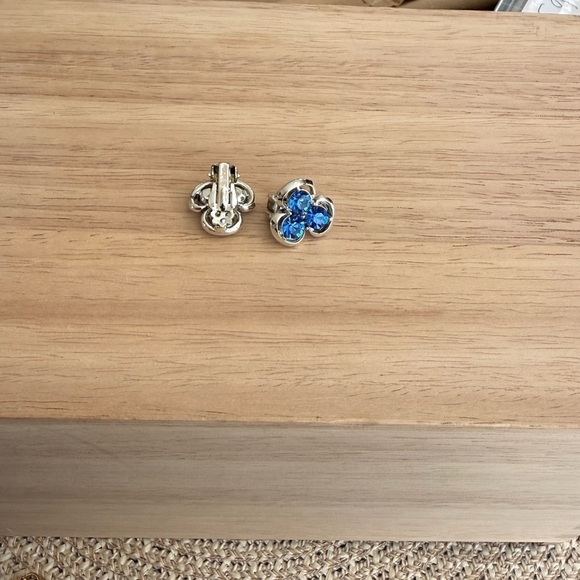 Vintage ClipOn Earrings - Picture 2 of 3